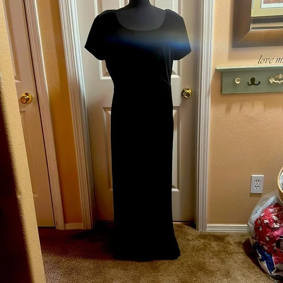 Beautiful black dress - Picture 1 of 5